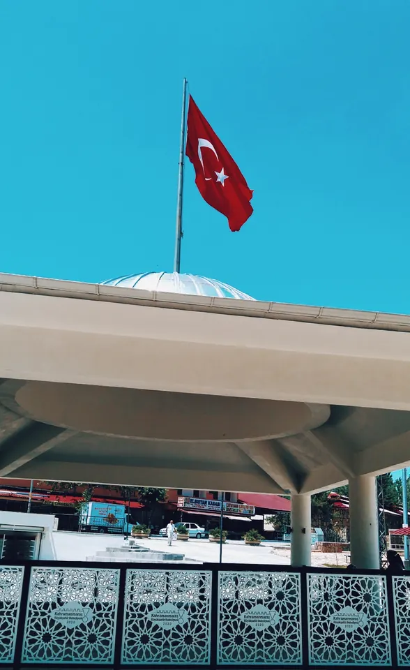Bayrak ve kubbe.