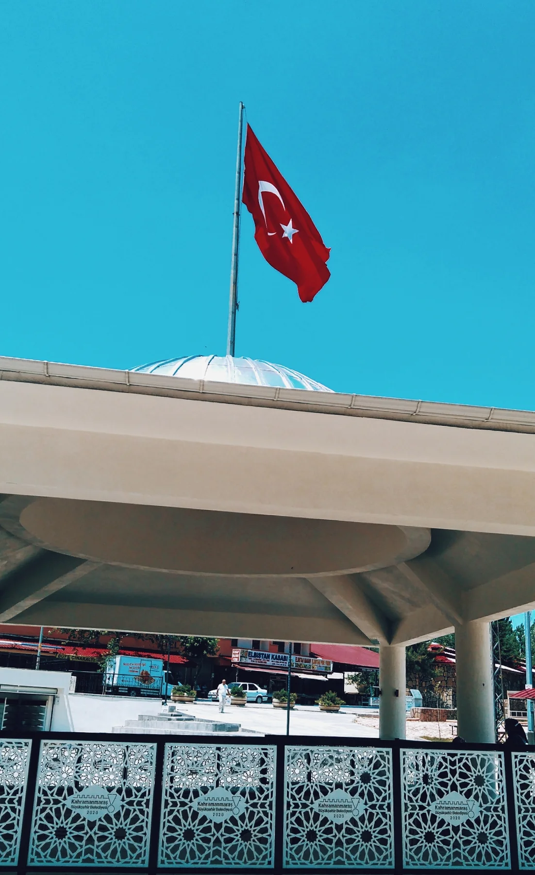 Bayrak ve kubbe.
