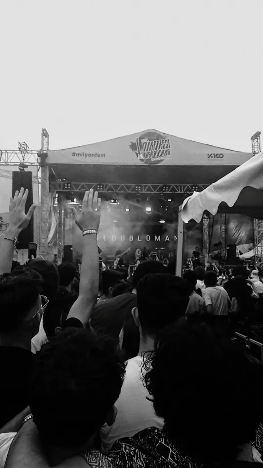 Bir festival akşamı, eller havada.