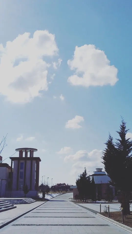 Bulutlar ve kampüs yolu.