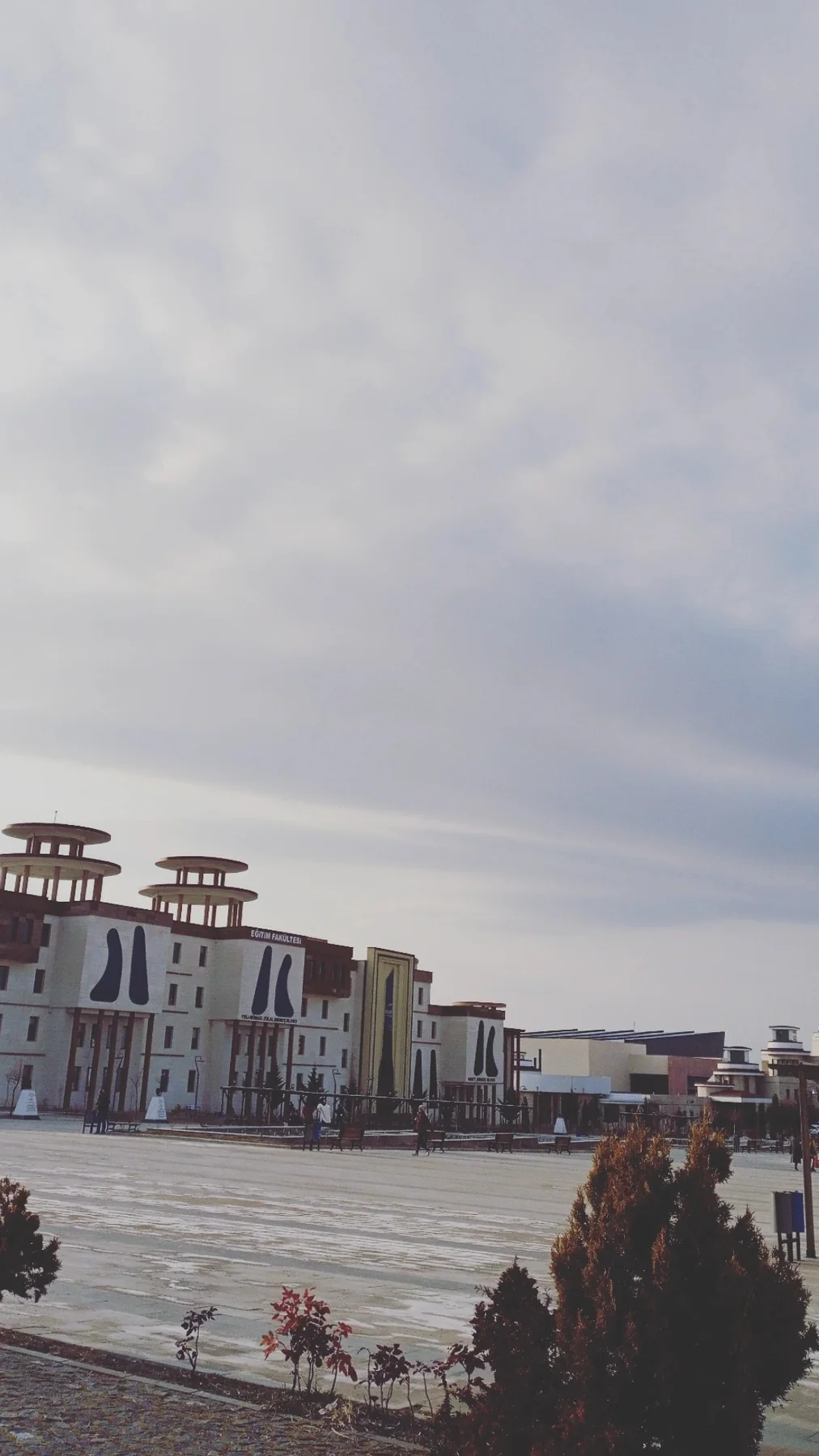 Bulutlu meydan.