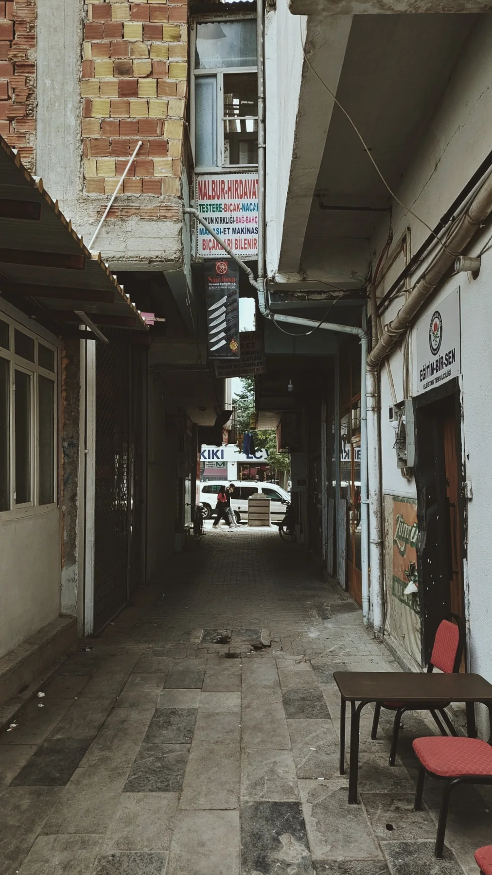 Çarşı arasında bir masa, iki sandalye.