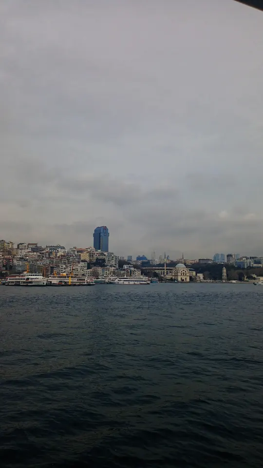 Denizden İstanbul, bulutlu bir gün.