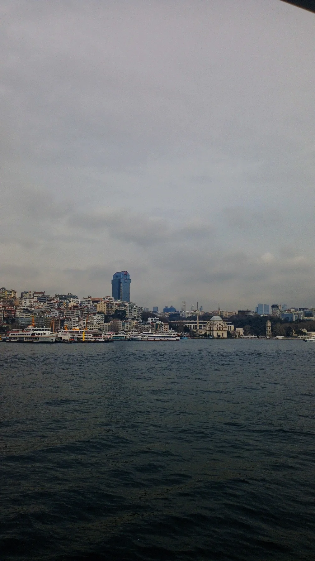 Denizden İstanbul, bulutlu bir gün.