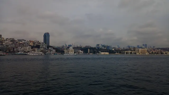 Denizden şehir, bulutlu bir sabah.