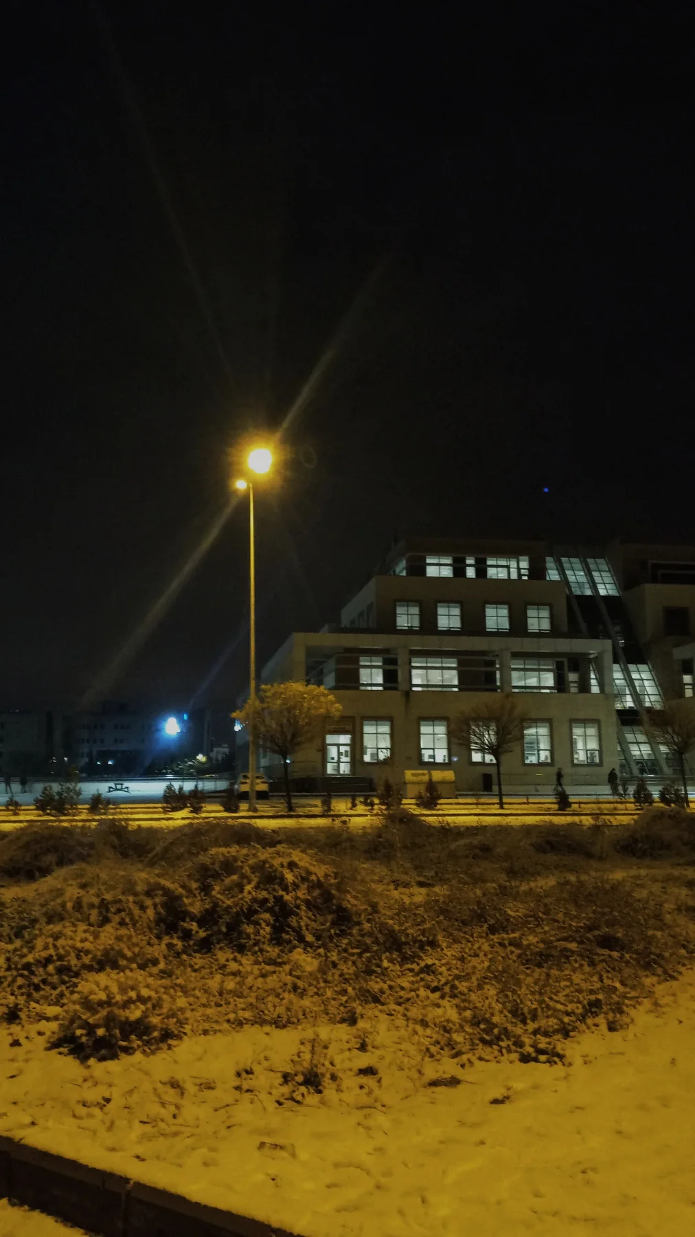 Gece, bir sokak lambası.