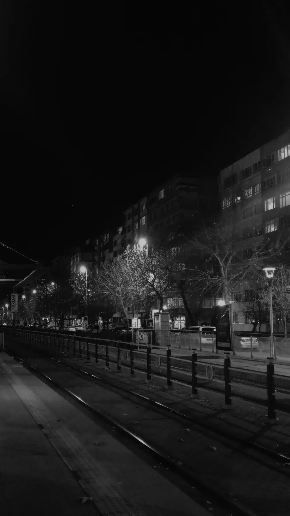 Gece, raylar.