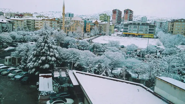 Gece yağan karla sabah bembeyaz uyanan mahalle.