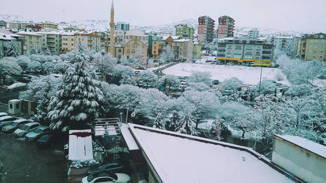 Gece yağan karla sabah bembeyaz uyanan mahalle.