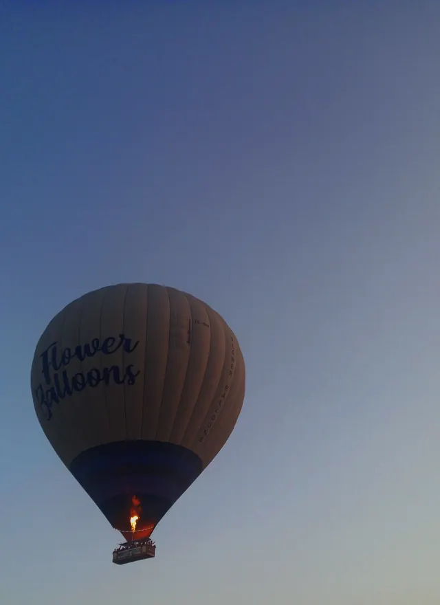 Gökyüzünde tek balon.