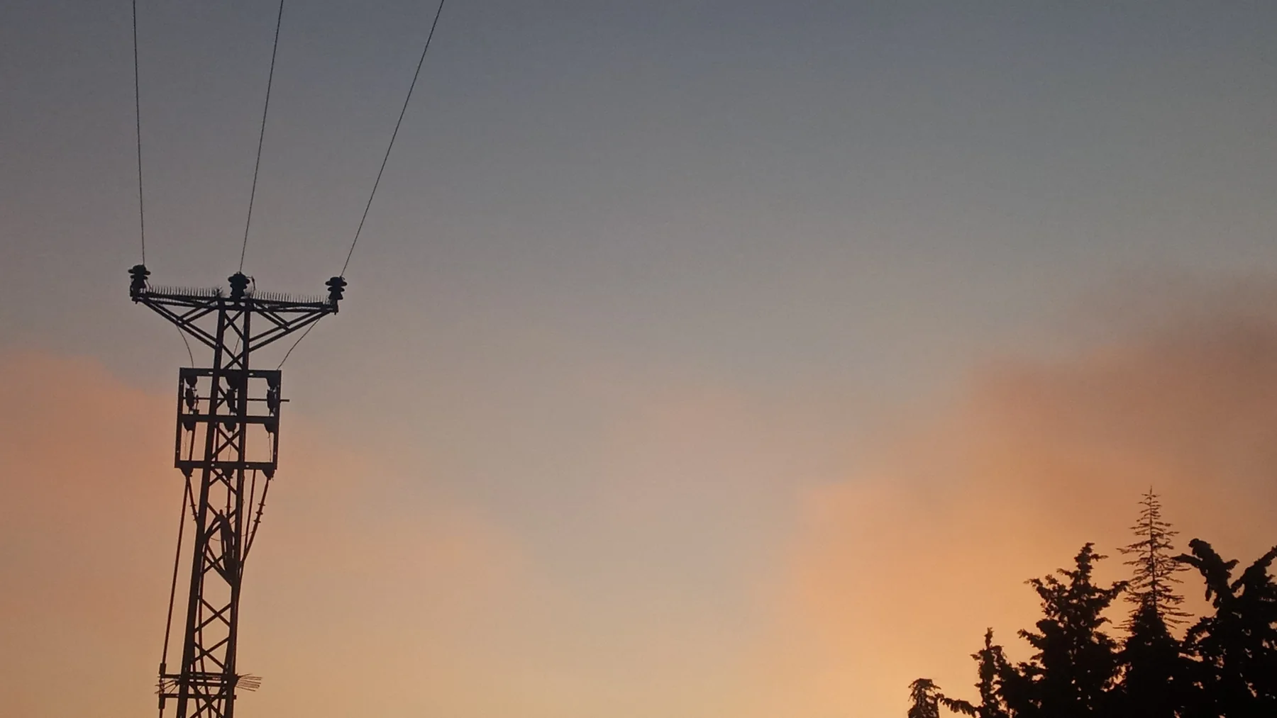 Gün batımında elektrik direği.
