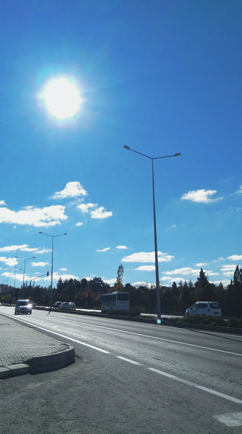 Güneşli bir yol.