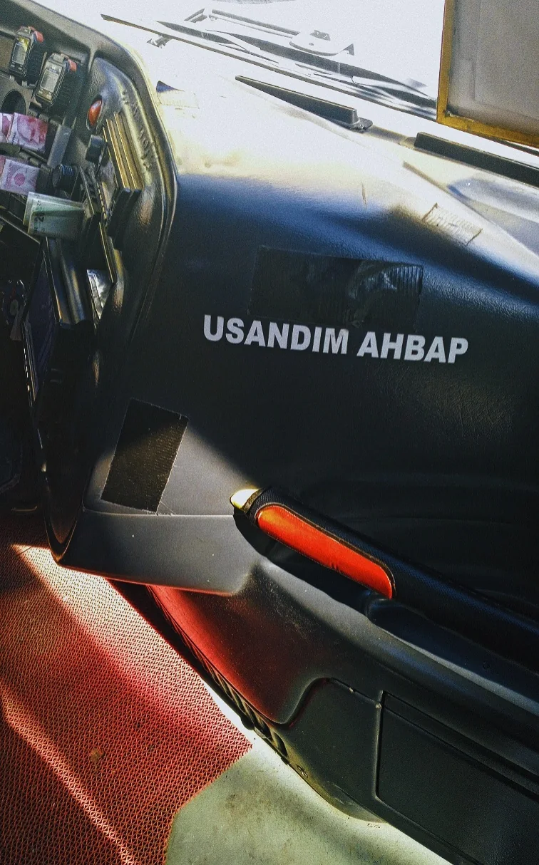 Kabinde bir yazı: “Usandım ahbap.” Bazen bir araç da kendini anlatır.