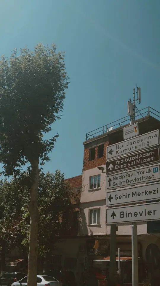 Kahramanmaraş'ta bir köşe; tabelalar Yedi Güzel Adam Edebiyat Müzesi'ni gösteriyor.