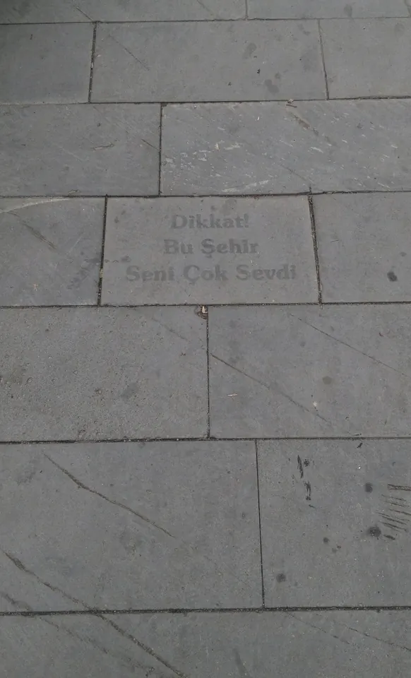 Kaldırımda bir not: “Dikkat! Bu şehir seni çok sevdi.”