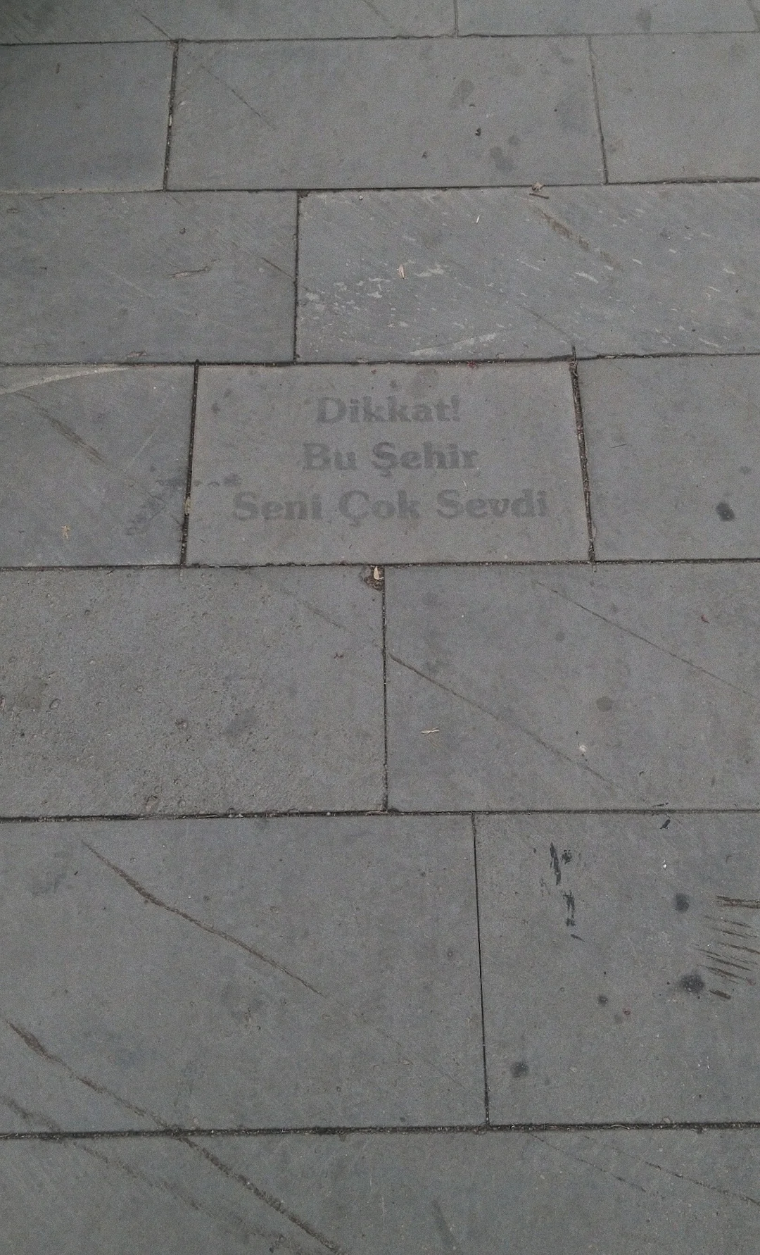 Kaldırımda bir not: “Dikkat! Bu şehir seni çok sevdi.”