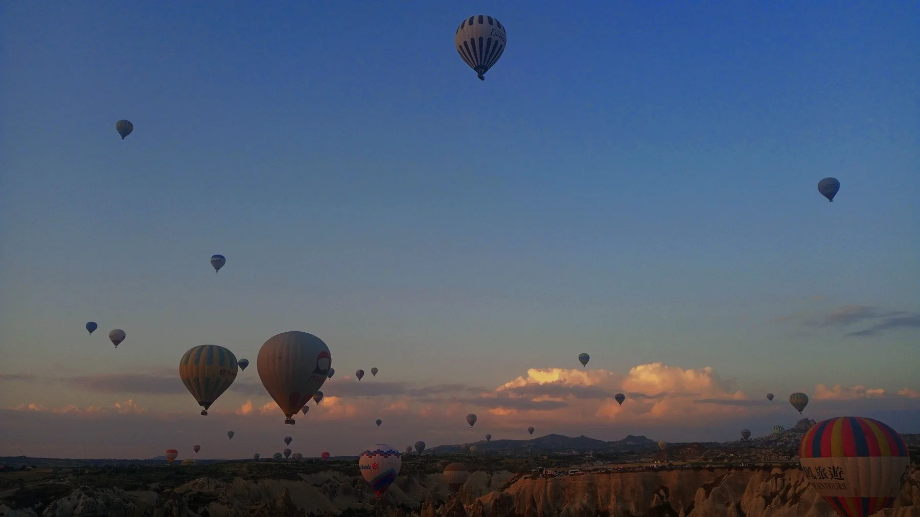 Kapadokya'da gün doğarken onlarca balon aynı anda havalanıyor. Sabahın en sessiz, en kalabalık anı.