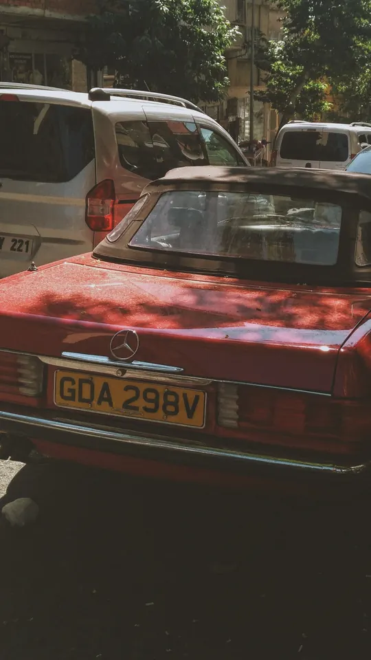 Kırmızı bir Mercedes; plakası İngiltere'den.