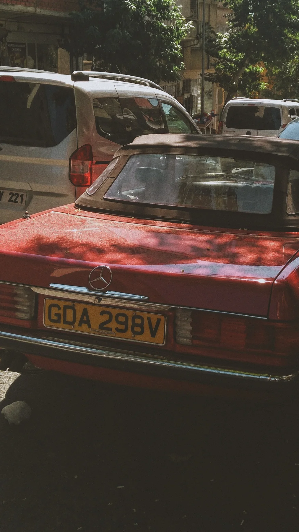 Kırmızı bir Mercedes; plakası İngiltere'den.
