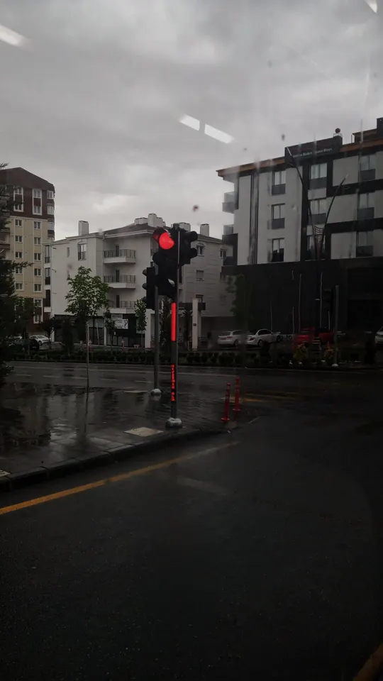 Kırmızı ışık, ıslak asfalt.