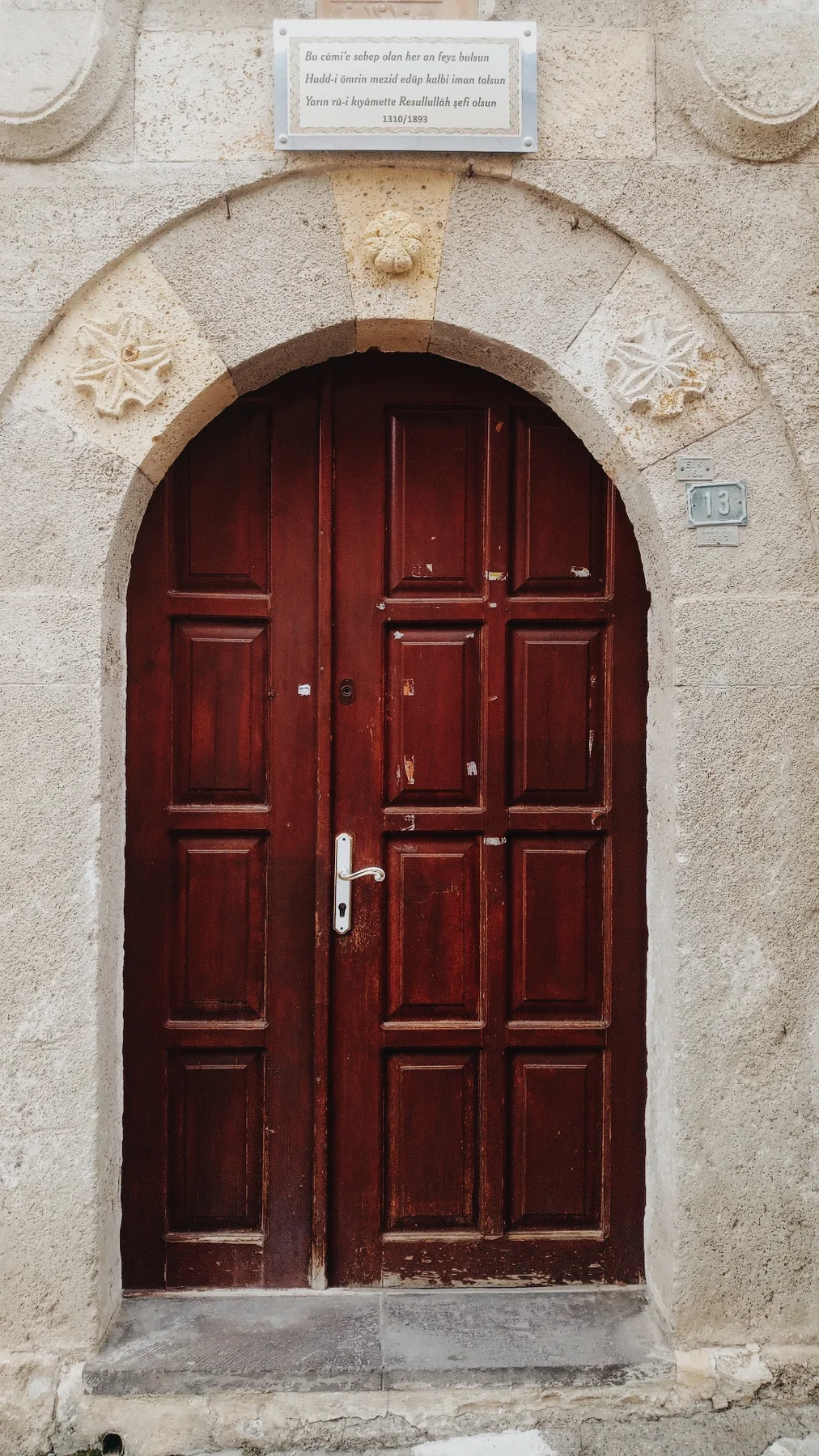 Kırmızı kapı.