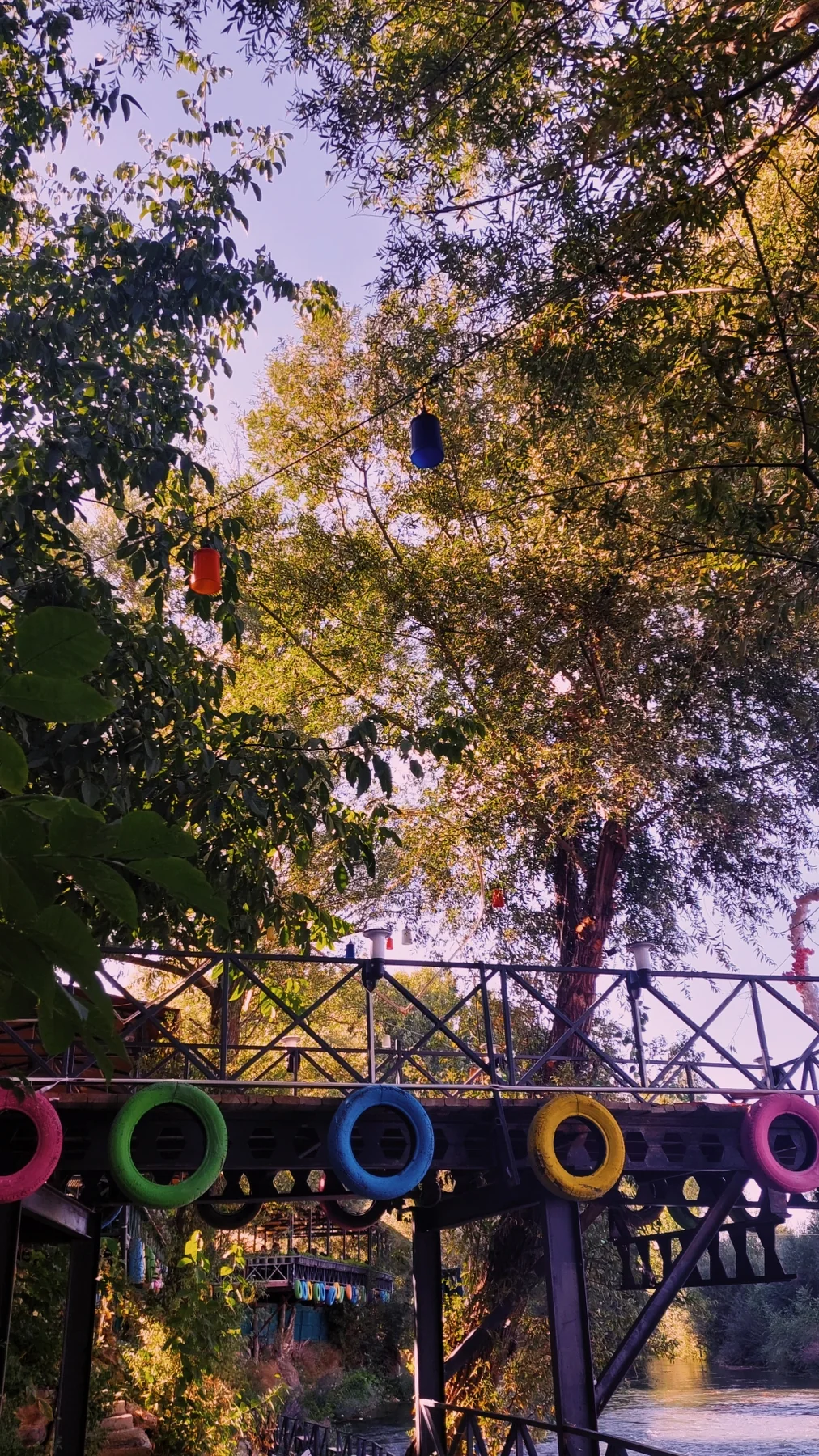 Köprü korkuluğunda rengârenk lastikler.