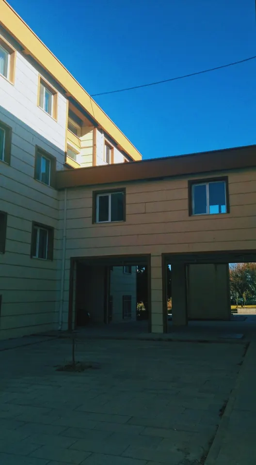 Köşe bina, masmavi gök.
