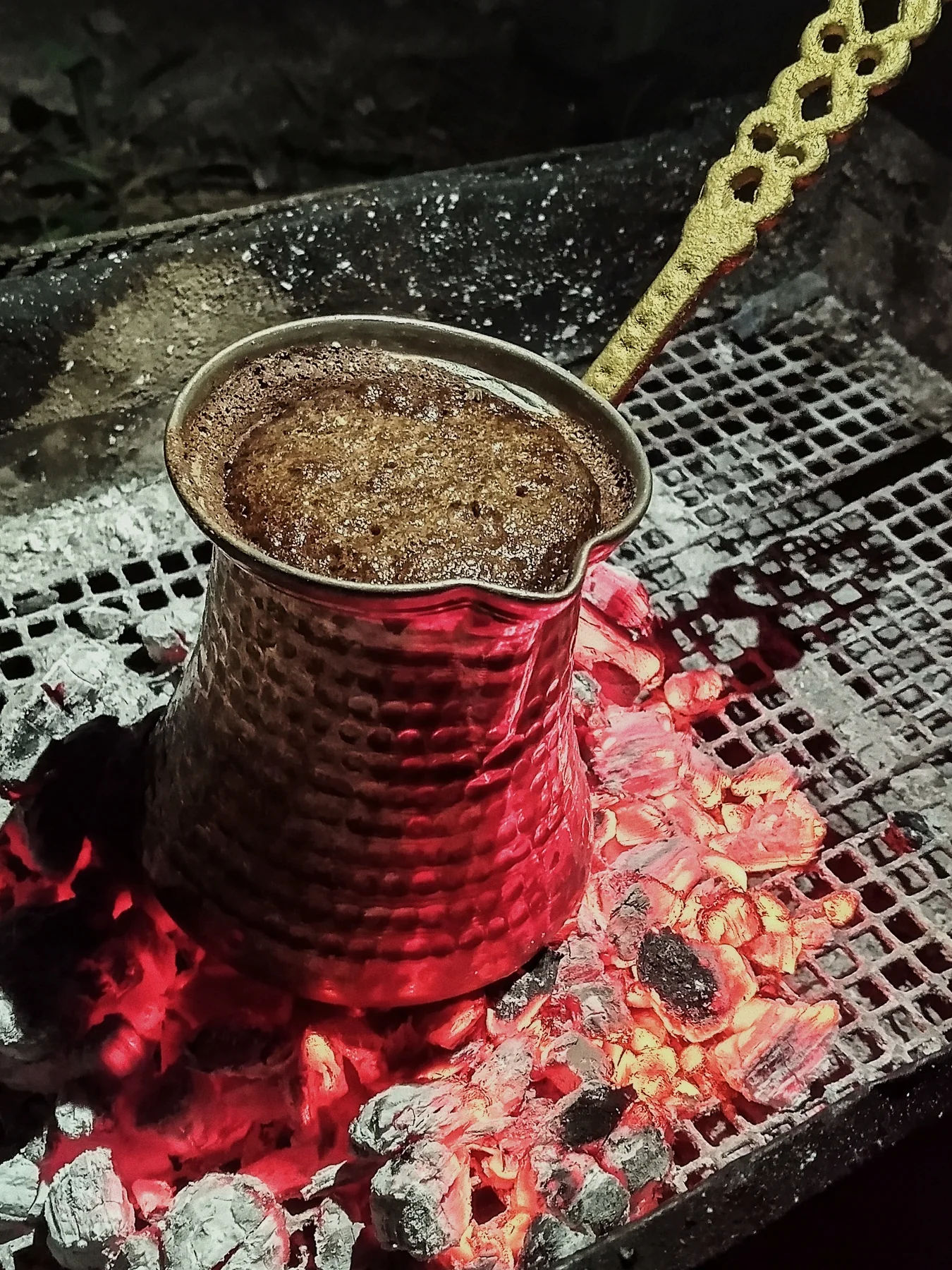 Közün üstünde bakır cezvede kahve. Köpüğü kaçırmamak için gözünü bir saniye ayırmamak gerekiyor.