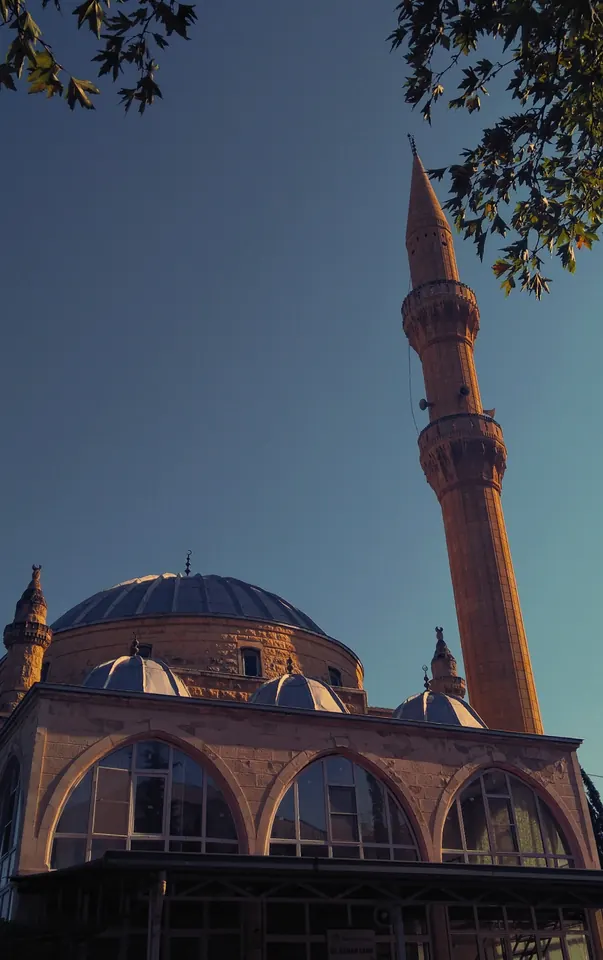 Kubbeler ve minare, akşamüstü.