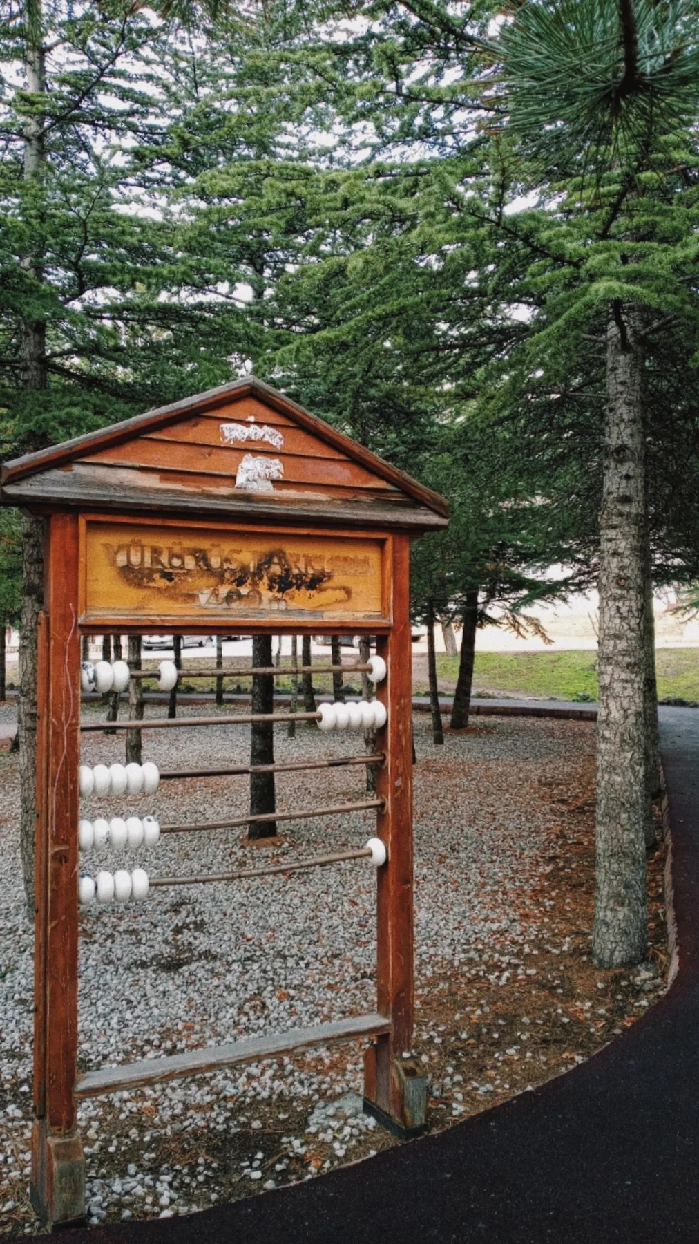 Parkta dev bir abaküs.