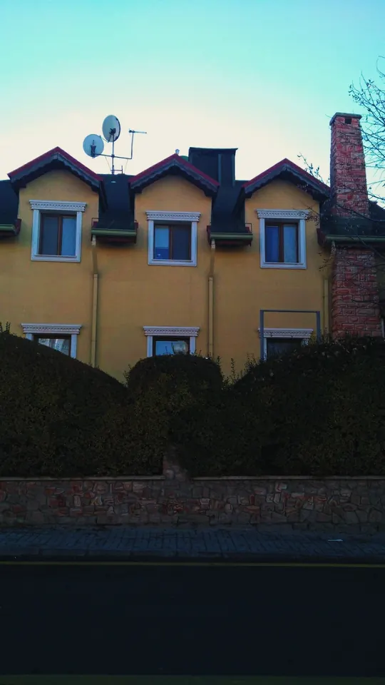 Sarı ev.