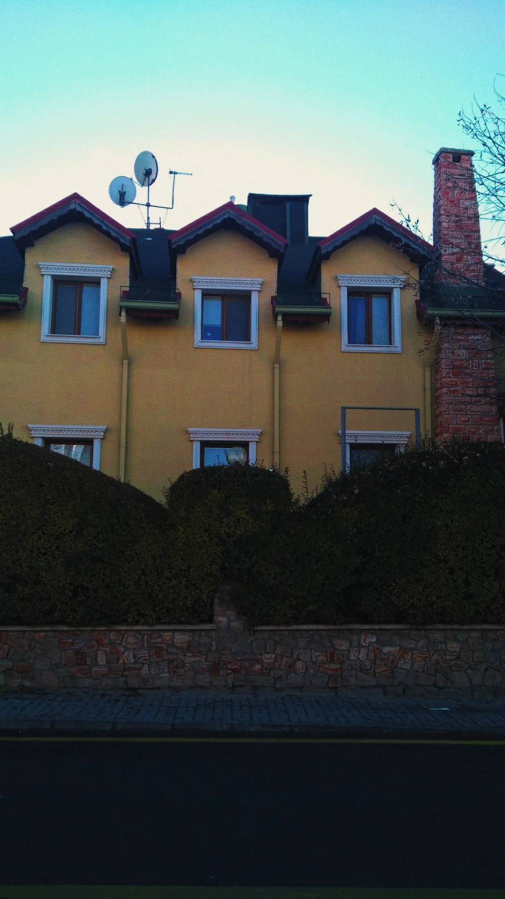 Sarı ev.