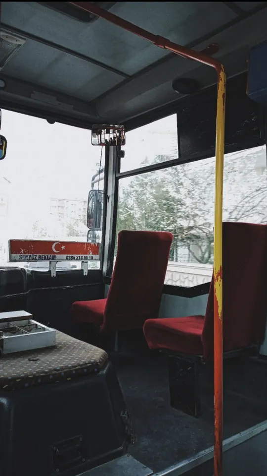 Son durağa yakın, boş bir otobüs.