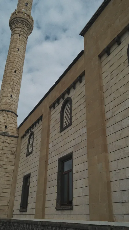 Taş cami duvarı.
