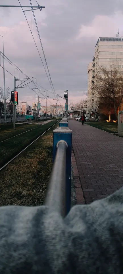 Tramvay yolu boyunca.